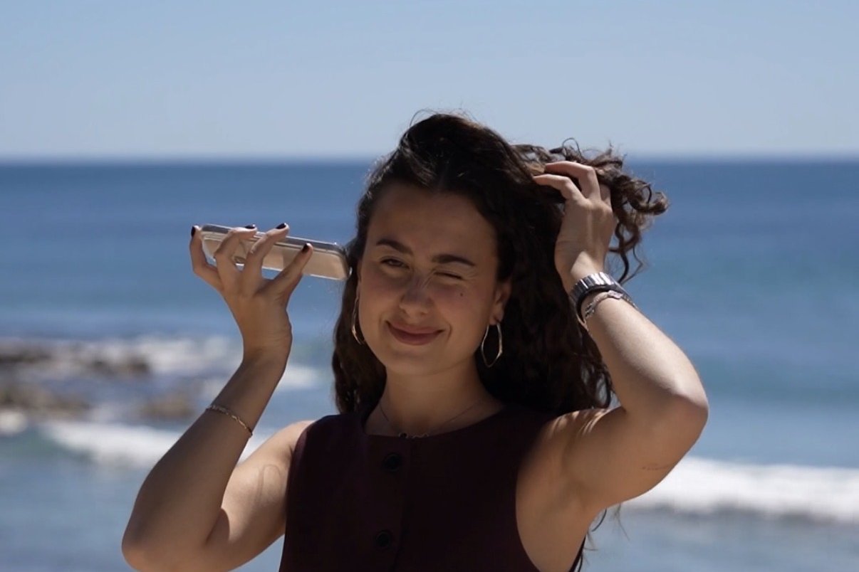 Paula Ortolá al teléfono